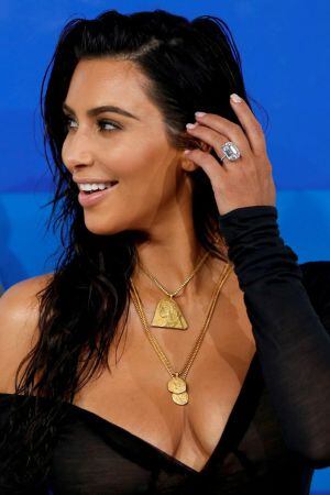 Kim Kardashian luce, en una foto de archivo, el anillo que le robaron durante el atraco.