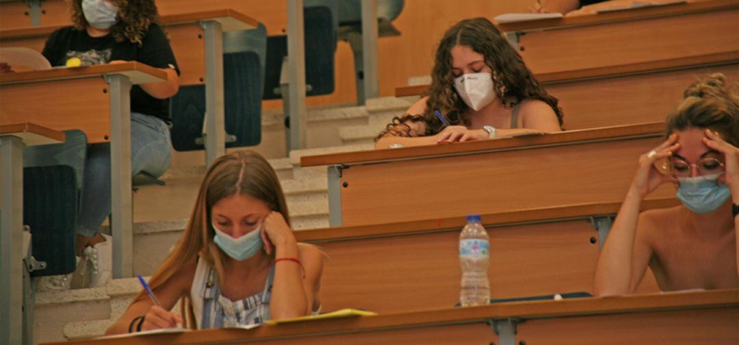 Estudiantes de Cádiz se examinan para acceder a la Universidad