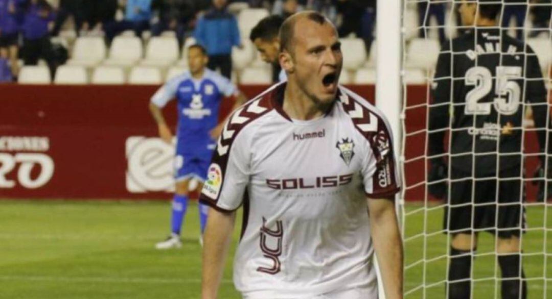 Zozulia celebra un gol con el Albacete