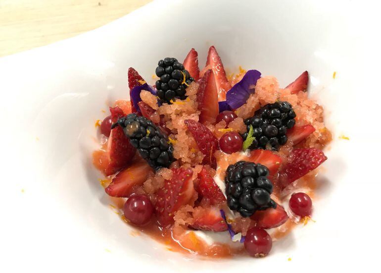 Fresas con granizado de naranja.