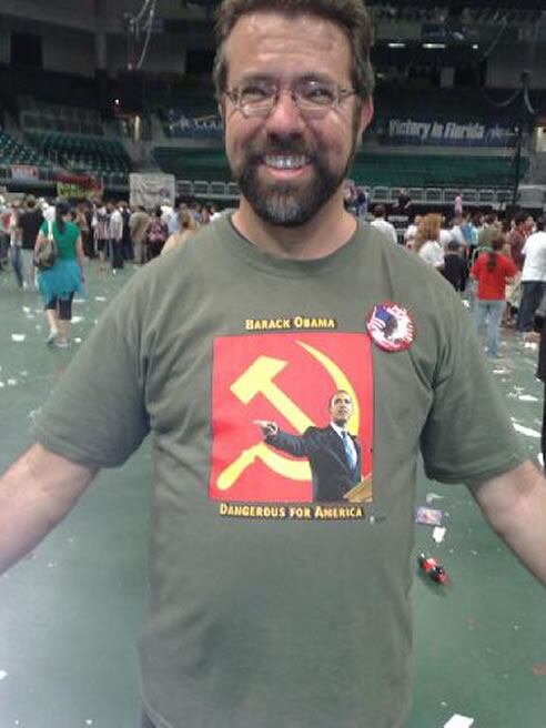 Un seguidor de McCain con una original camiseta en la que el candidato demócrata sale retratado ante la hoz y el martillo comunistas. En ella se puede leer: "Barack Obama. Peligroso para América"