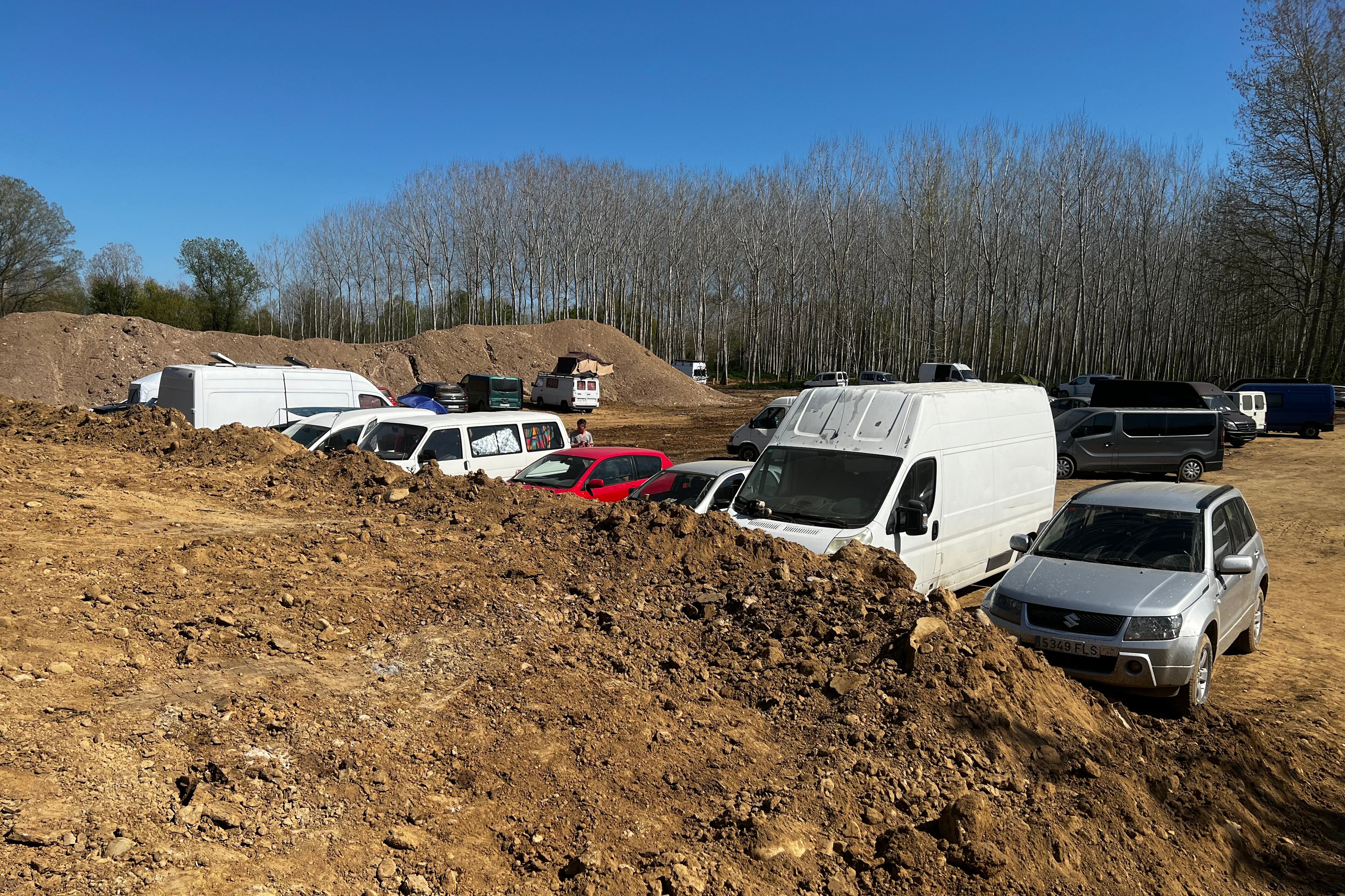 Una imatge dels vehicles aparcats a la zona de la 'rave'.