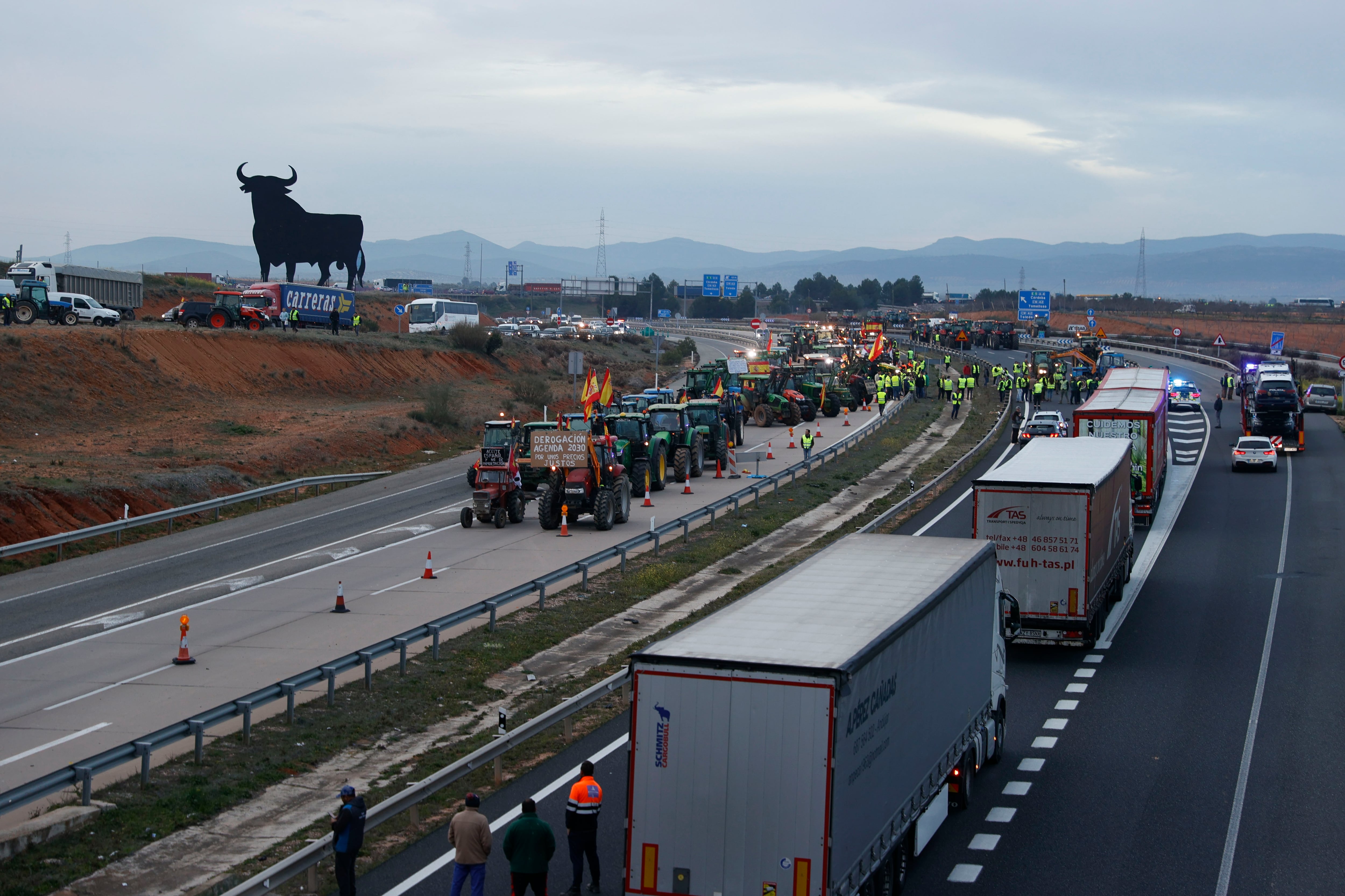 Vista de la concentración de tractores en la A4 a la altura de Madridejos (Toledo) este martes.