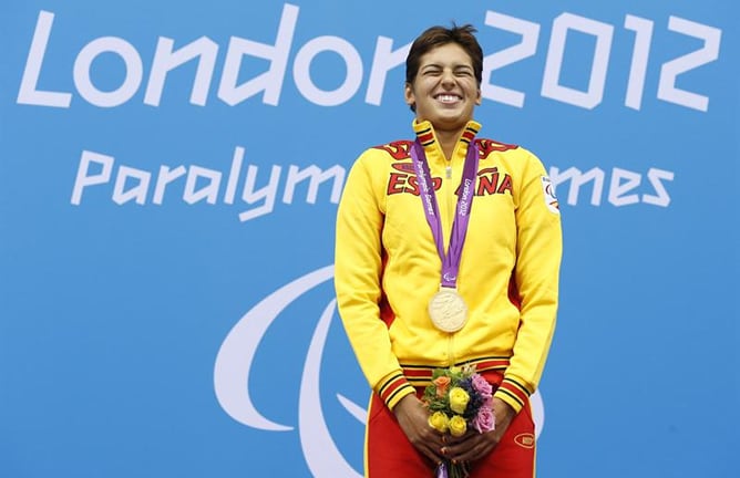 La nadadora española Michelle Alonso Morales celebra la medalla de oro conseguida en la prueba de 100 metros braza (SB14) de los Juegos Paralímpicos de Londres 2012, Reino Unido, el 6 de septiembre del 2012.