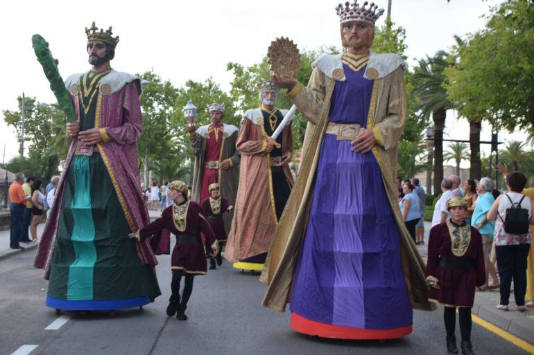 Momentos del desfile de ayer en la Cabalgata de Feria