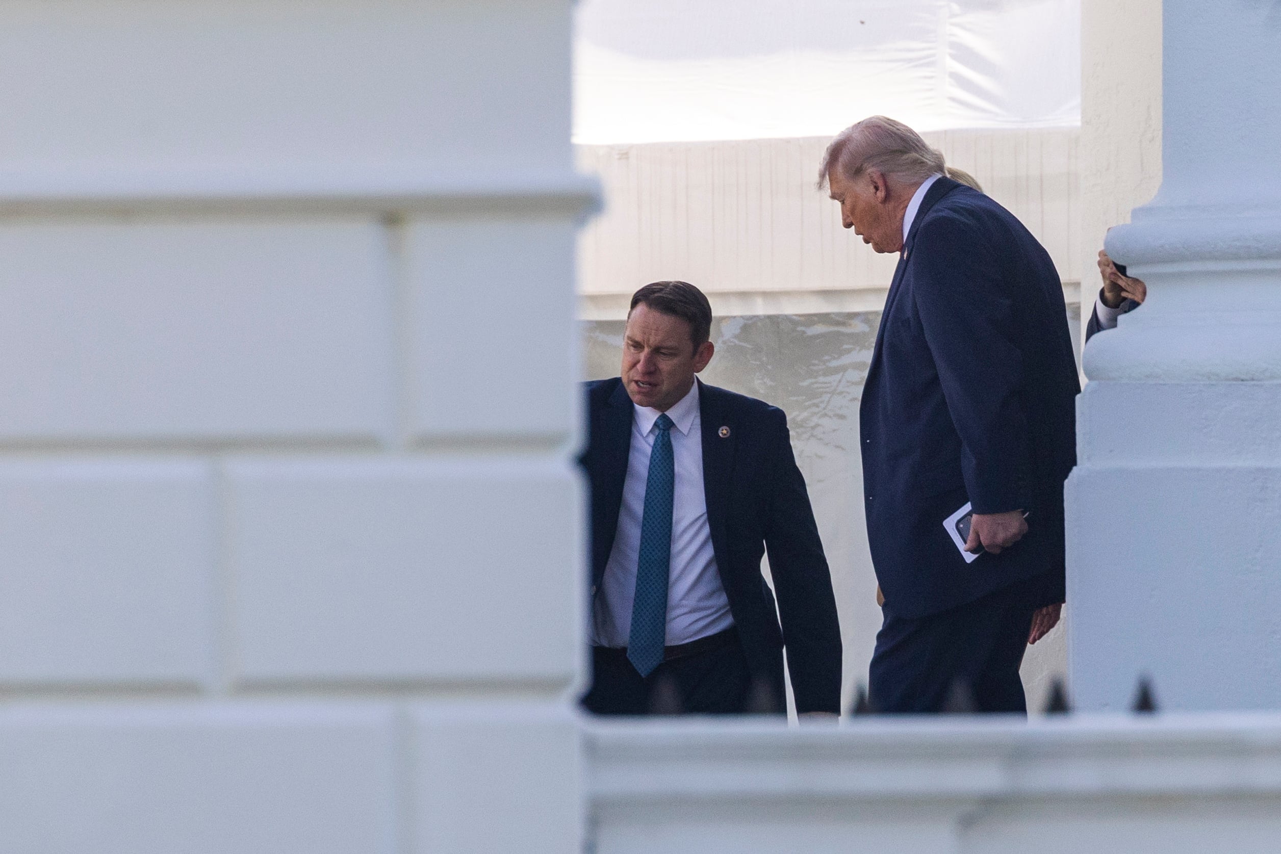 Donald Trump se dirige a la caravana presidencial desde la residencia de la Casa Blanca en Washington, D.C., EEUU, el 1 de abril de 2026