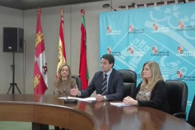 En el centro de la imagen el gerente de salud, Francisco Montes Villameriel