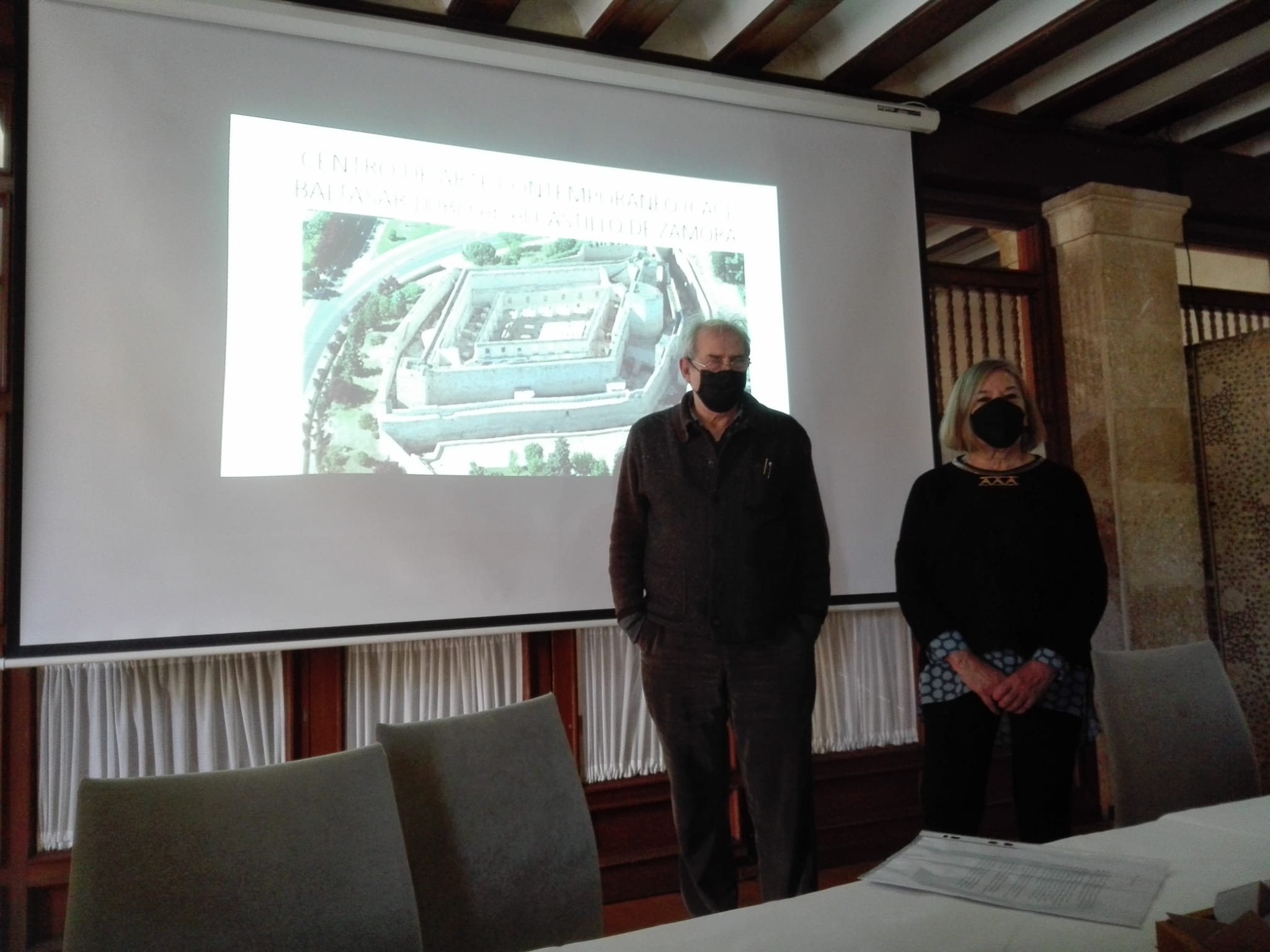 Pedro Lucas del Teso y Concha González durante la presentación de la nueva propuesta para el Museo de Baltasar Lobo