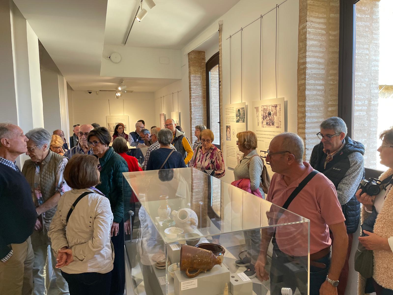 Varios turistas visitan una exposición en el Palacio de Villardompardo.