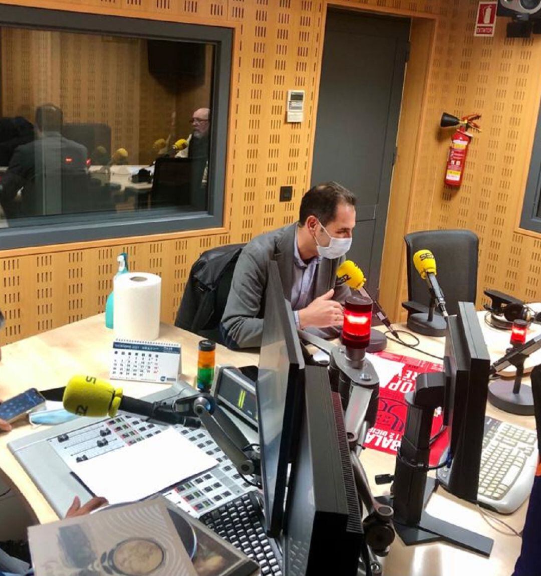 El alcalde de Palencia en los estudios de Radio Palencia de la Cadena SER