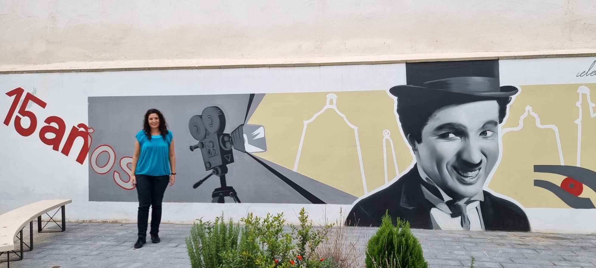 Gema Enfedaque, junto al mural conmemorativo del 15 aniversario del Certamen realizado en Bujaraloz.