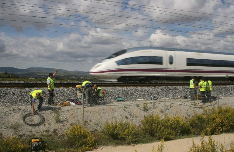 Técnicos de ADIF reparan cables de cobre y de fibra óptica que han sido cortados.