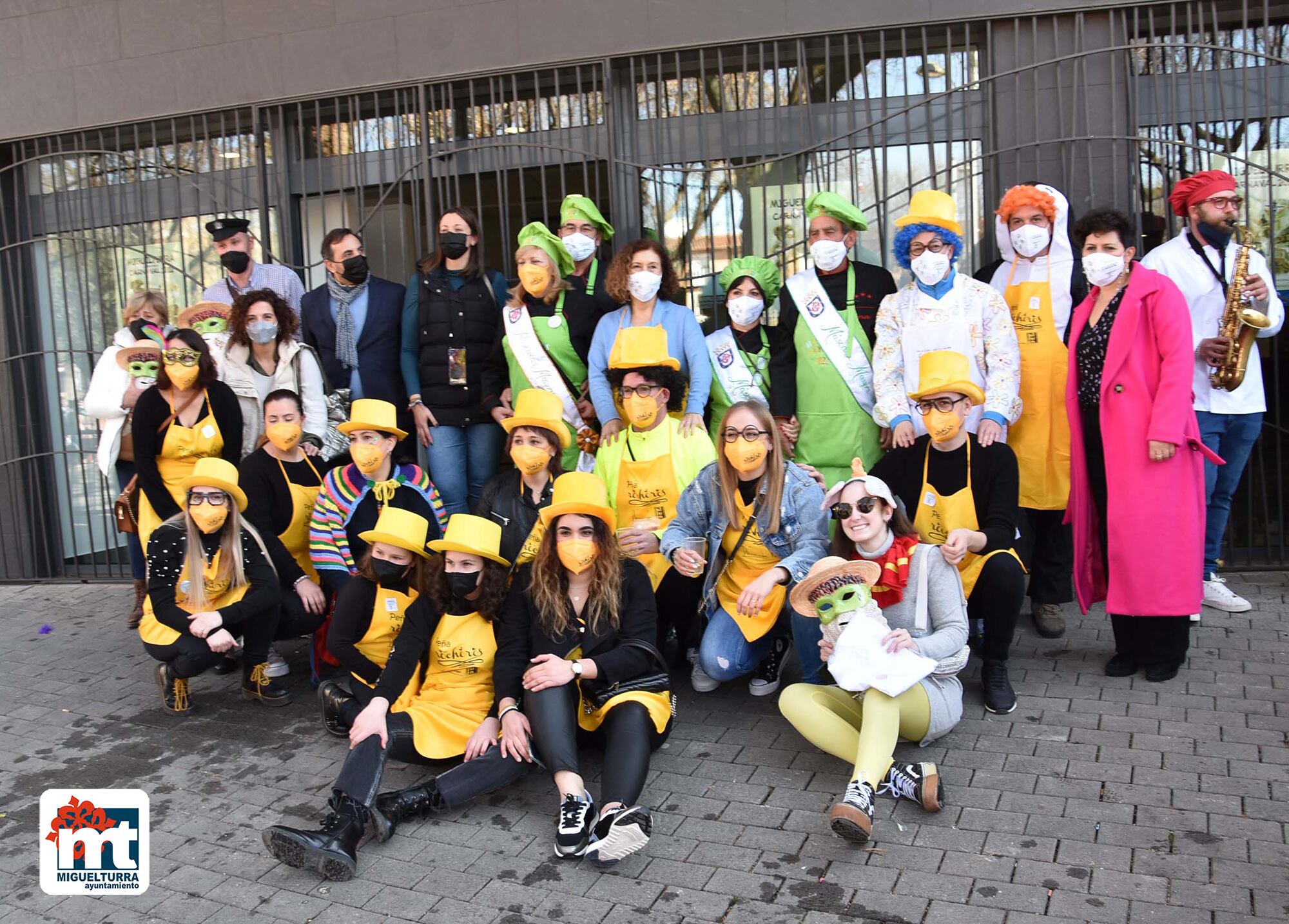 Foto de familia de algunos participantes en el concurso de frutas de sartén de Miguelturra