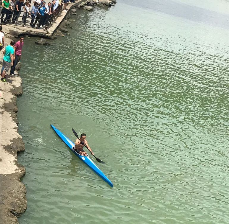 un piragüista ha salvado a un niño de 7 años que cayó al rio en Sevilla capital