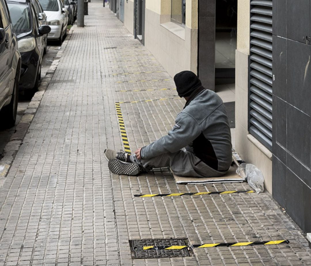 Una persona sin hogar en Gandia el pasado confinamiento 