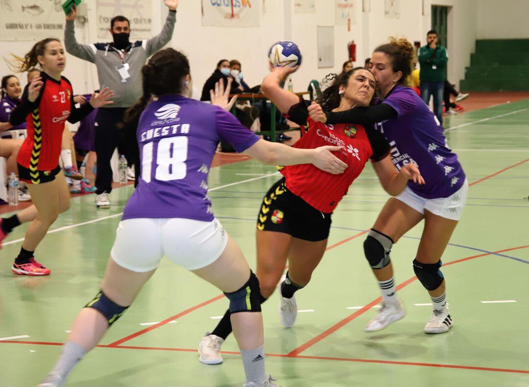 Jugadoras del Hand Ball Valladolid intentando frenar un ataque del Lanzarote Zonzamas.