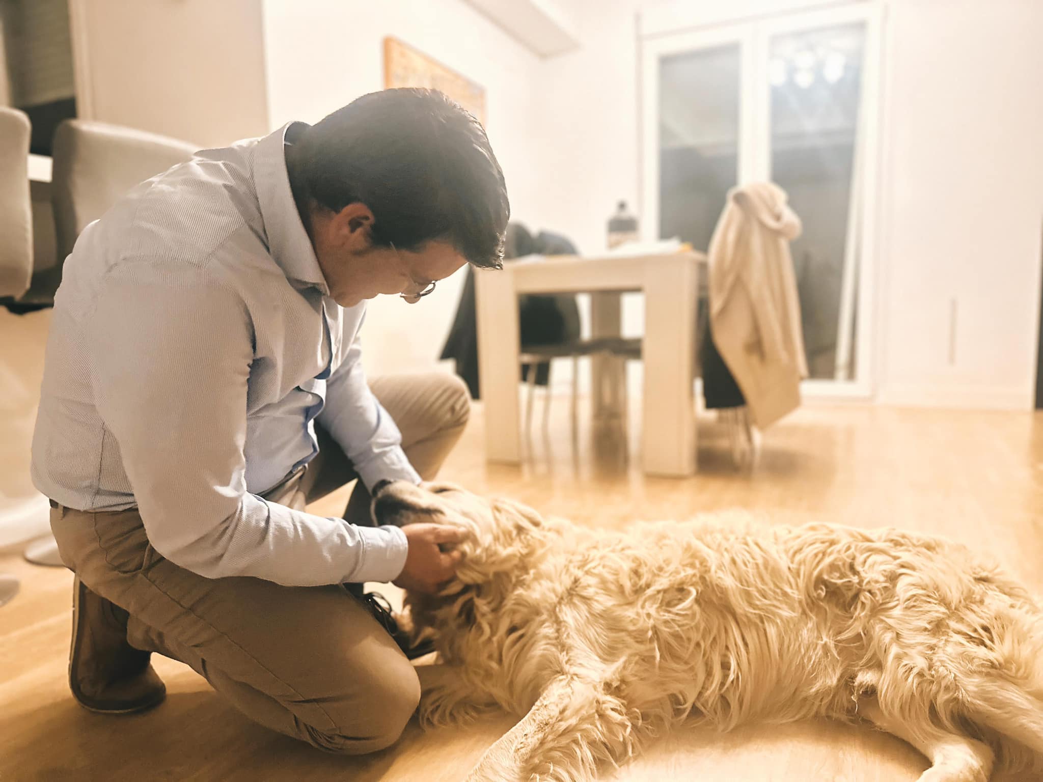 El alcalde de Ontinyent, Jorge Rodríguez, junto a su perro, Pinxo