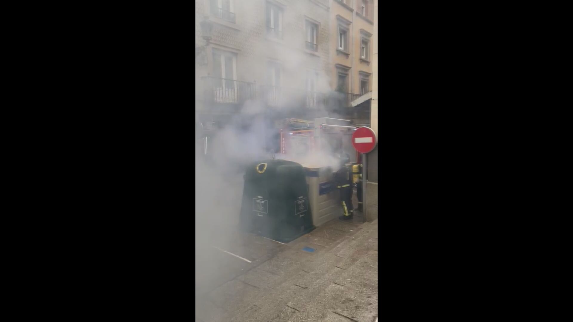 Arde un nuevo contenedor en la Calle Santa Engracia