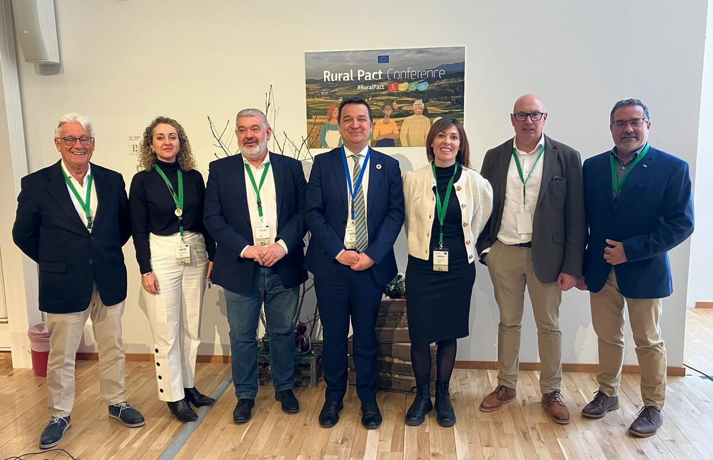 El presidente de la Asociación Rural de Andalucía, David García Ostos, con representantes del Ministerio de Agricultura y redes regionales de Desarrollo Rural, en la conferencia europea