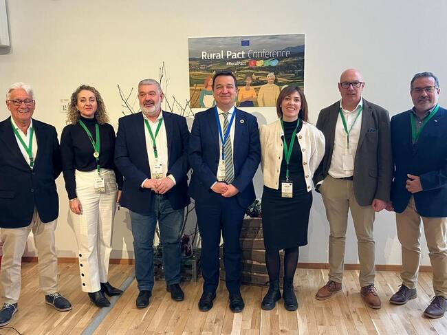 El presidente de la Asociación Rural de Andalucía, David García Ostos, con representantes del Ministerio de Agricultura y redes regionales de Desarrollo Rural, en la conferencia europea