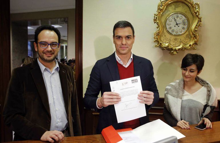 El secretario general del PSOE, Pedro Sánchez, acompañado por el portavoz de su grupo en el Congreso, Antonio Hernando, y la diputada Isabel Rodríguez.