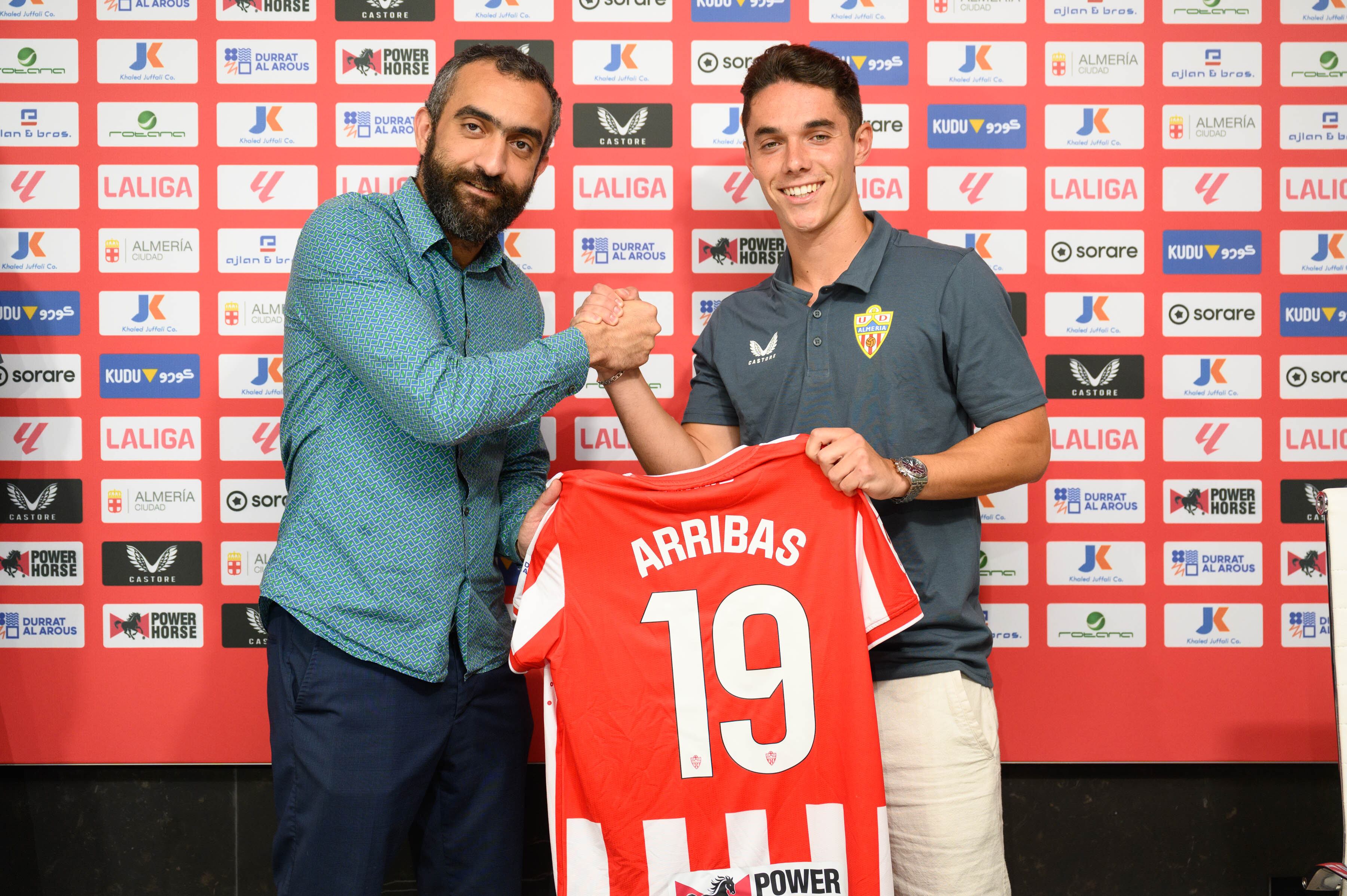 Mohamed El Assy presentando al joven Arribas.