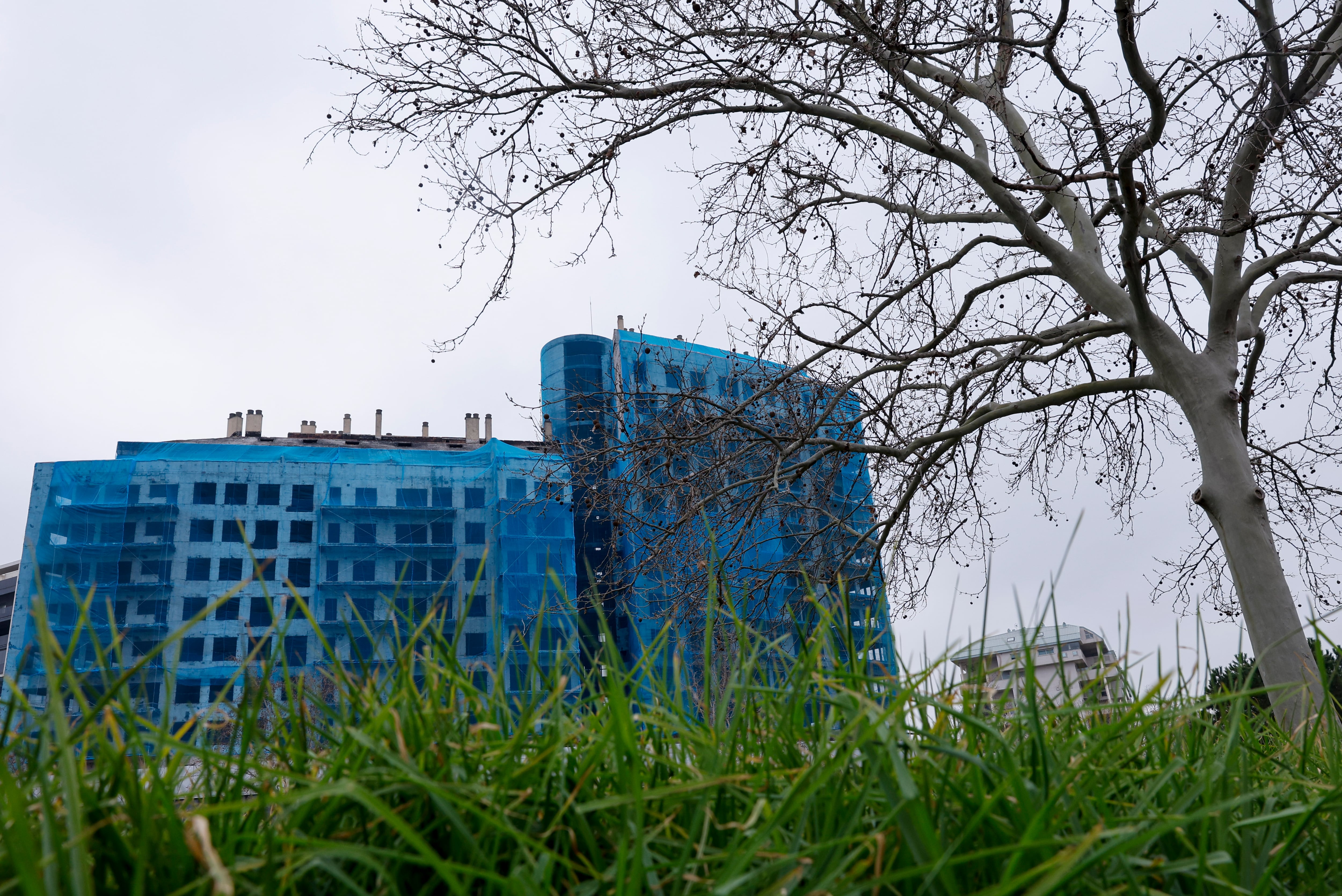 Vista general del edificio arrasado por el devastador incendio en el barrio de Campanar de València y listo para su reconstrucción