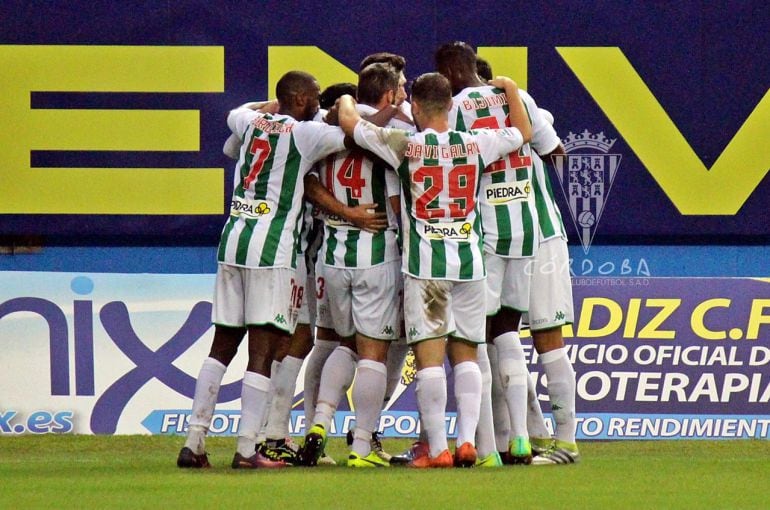 Los jugadores celebran un gol en Cádiz