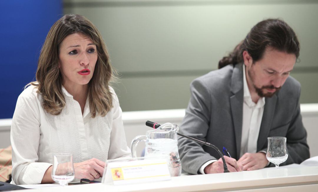 La ministra de Trabajo y vicepresidenta tercera, Yolanda Díaz, junto al candidato de Podemos a las elecciones de la Comunidad de Madrid, Pablo Iglesias.