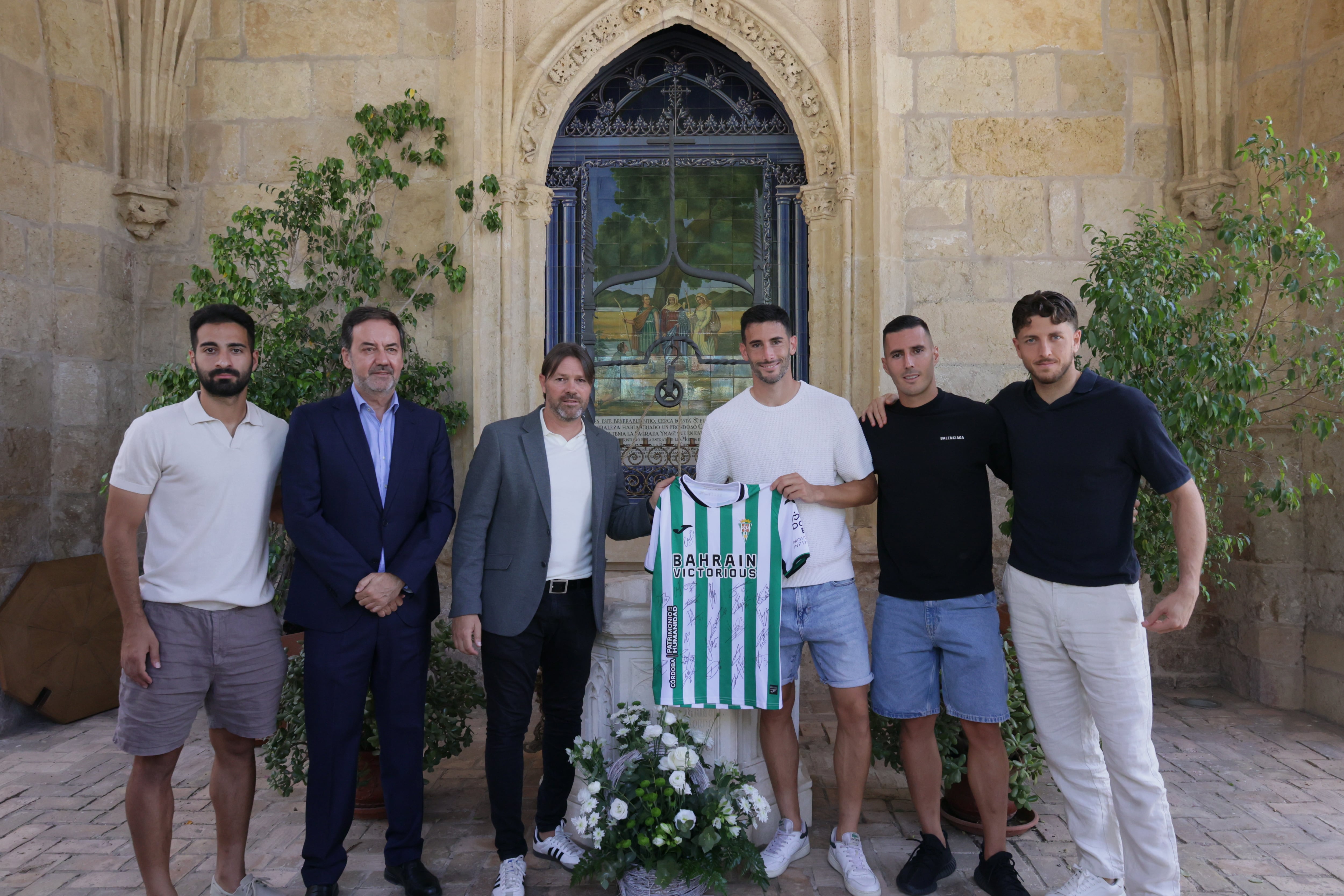 Los capitanes del Córdoba CF visitan el Santuario de la Fuensanta.