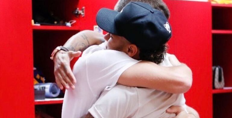 Piqué abraza a Neymar en su despedida en Instagram