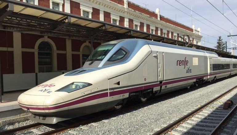 El AVE en la estación de Palencia pocos días antes de su estreno el pasado mes de septiembre