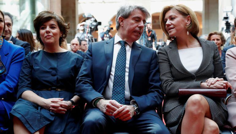 El presidente madrileño, Ángel Garrido junto a María Dolores Cospedal y Soraya Sáenz de Santamaía