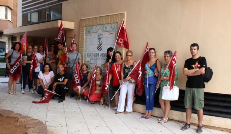 Las trabajadoras de la empresa Unilimp se han manifestado este lunes en la biblioteca de Rafalafena