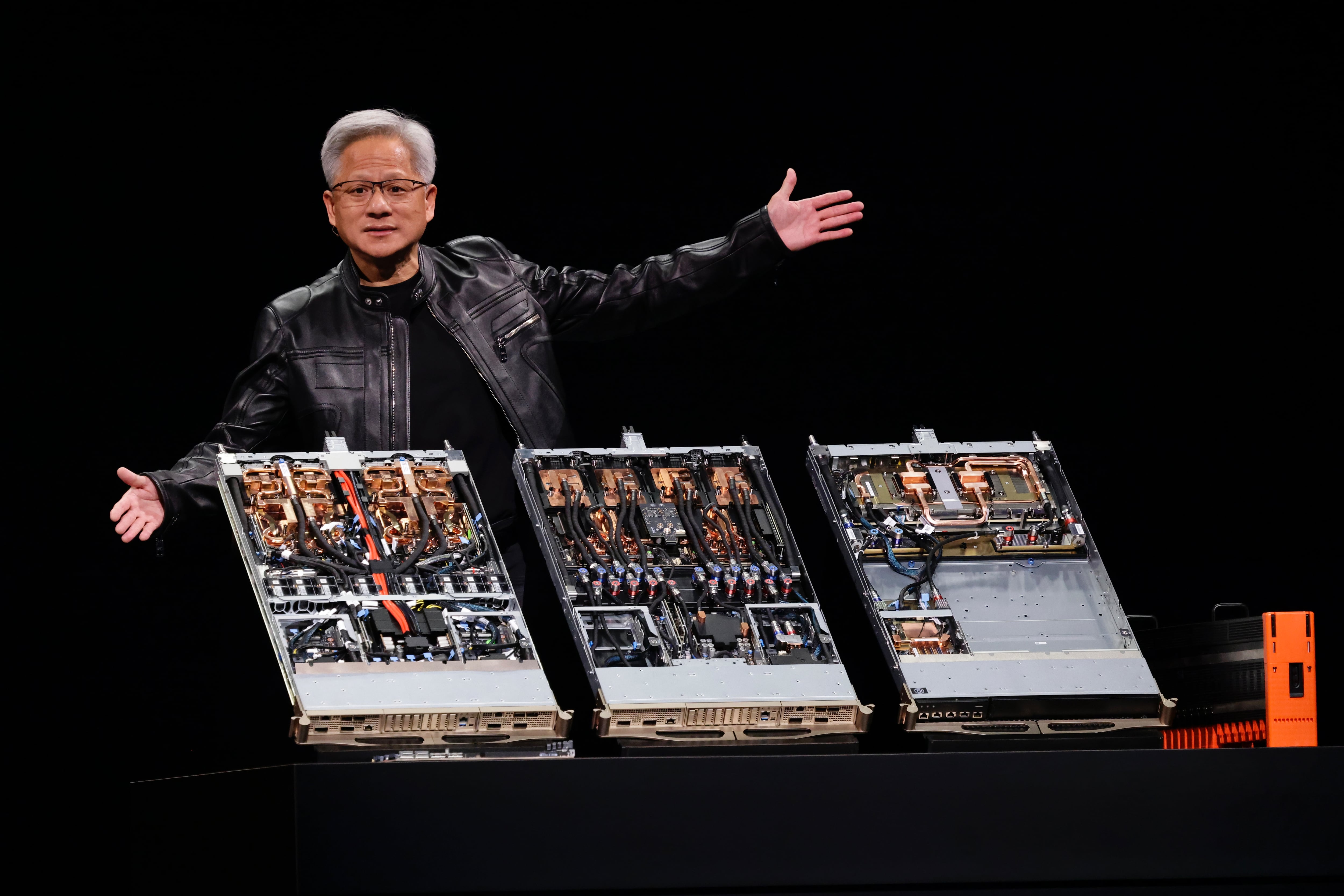 Jensen Huang con algunos elementos de la Grace Blackwell durante su comparecencia en Computex