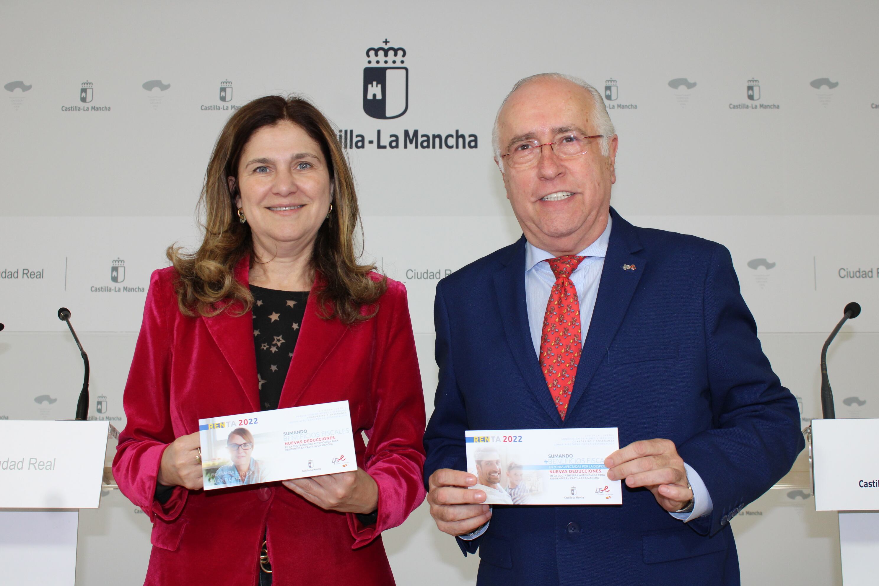 La directora general de Tributos y Ordenación del Juego, Susana Pastor, y el delegado de la Consejería de Hacienda y Administraciones Públicas en Ciudad Real, Francisco Pérez Alonso, han presentado los beneficios tributarios regionales