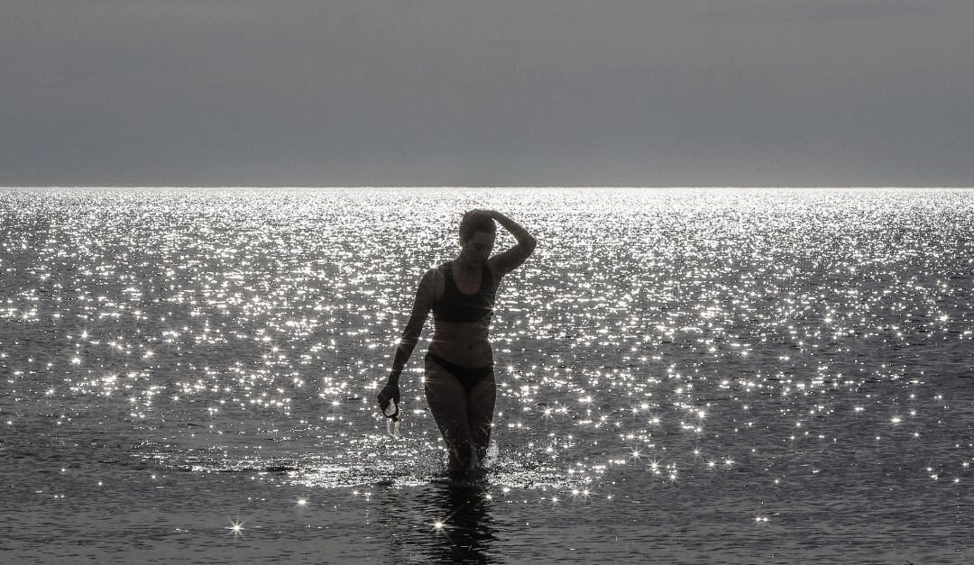 Una mujer en la playa de la Malvarrosa el primer día de salida en Valencia tras 48 días en casa por el coronavirus.