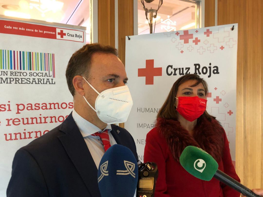 David de la Encina, responsable de Bienestar Social de Diputación, junto a la presidenta de Cruz Roja en la provincia de Cádiz, Rosario García Palacios.