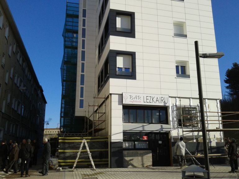 Edificio de viviendas en rehabilitación en el barrio de Lezkairu, en Pamplona