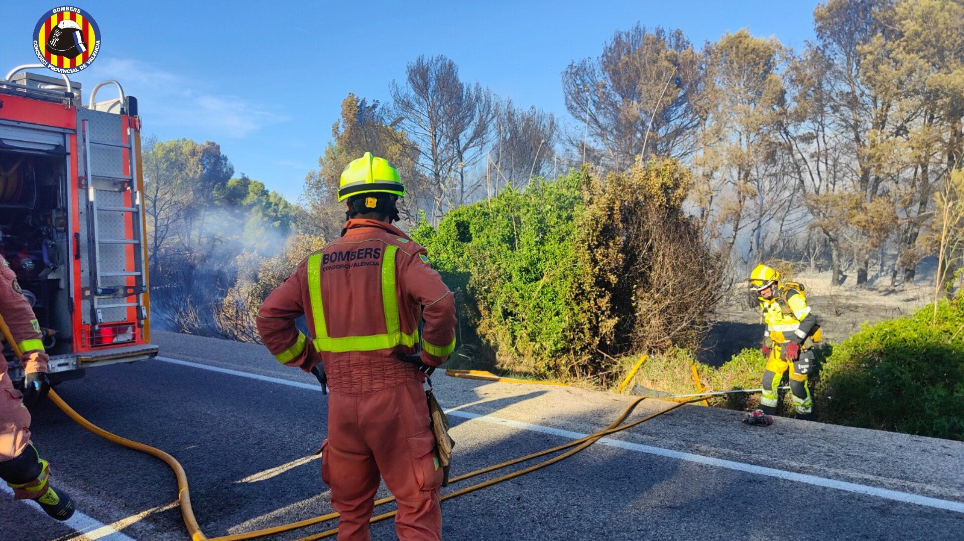 Bomberos del Consorcio Provincial de València durante los trabajos de extinción del fuego del incendio de la Devesa del Saler, en el Parque Natural de la Albufera