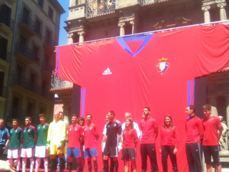 Acto de presentación de la equipación de Osasuna, en la Plaza del Ayuntamiento de pamplona