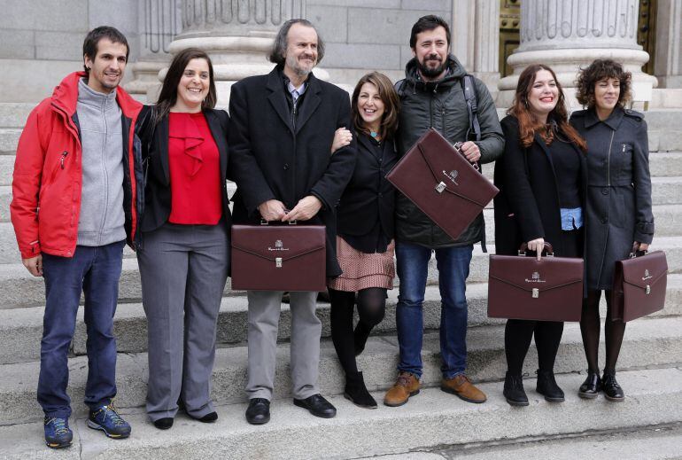 Los parlamentarios electos de En Marea, David Bruzos, Miguel Anxo Fernán, Yolanda Díaz, Antón Gómez-Reino, Ángela Rodríguez y Alexandra Fernández, posan con sus maletines oficiales, tras formalizar sus actas como diputados hoy en la Cámara Baja. 