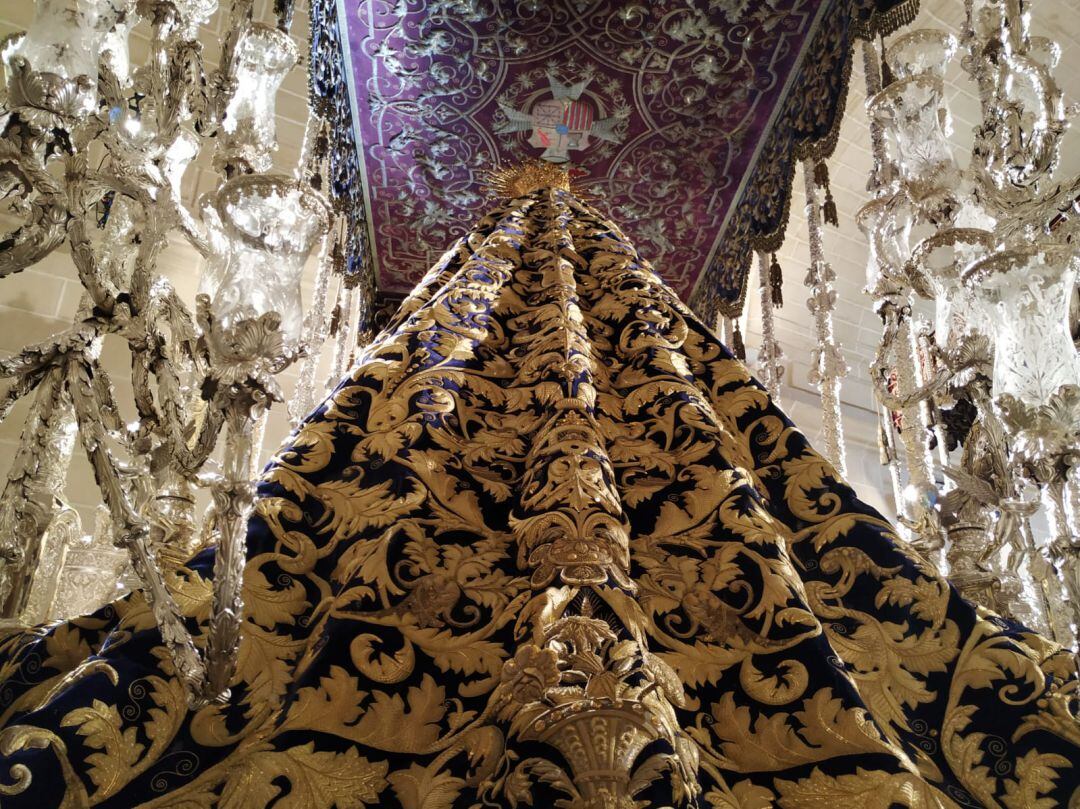 Manto de la Virgen del Desconsuelo presente en la exposición