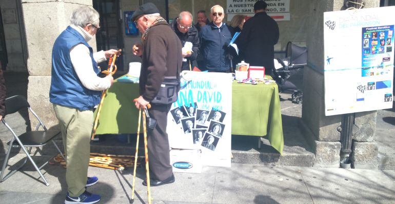 Mesa informativa instalada por APAVI en la plaza de Santa Teresa