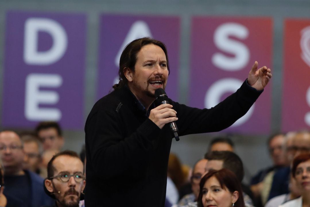 El secretario general de Podemos y candidato a la Presidencia  del Gobierno, Pablo Igesias durante su intervención en un encuentro con la gente,  en la sala Multiusos del Auditorio de Zaragoza