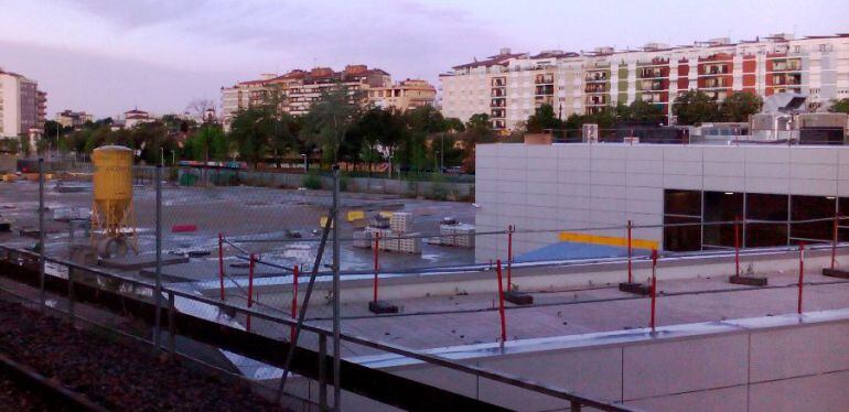 Aquesta estructura que connecta les dues estacions és la que s&#039;enderrocarà i es substituirà per una marquesina més permeable.