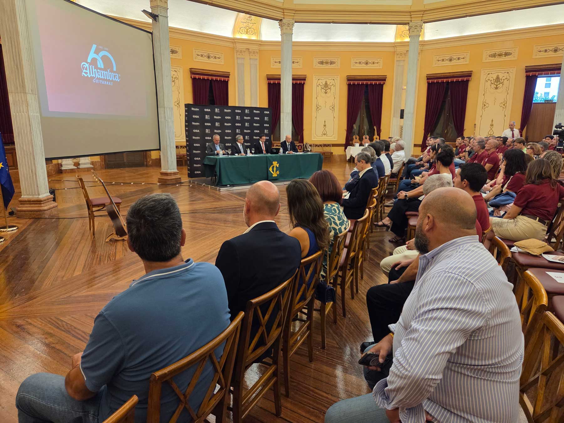 Muchos de los trabajadores de Alhambra Guitarras han estado presentes en la charla, junto a autoridades, socios del Círculo, músicos y público en general