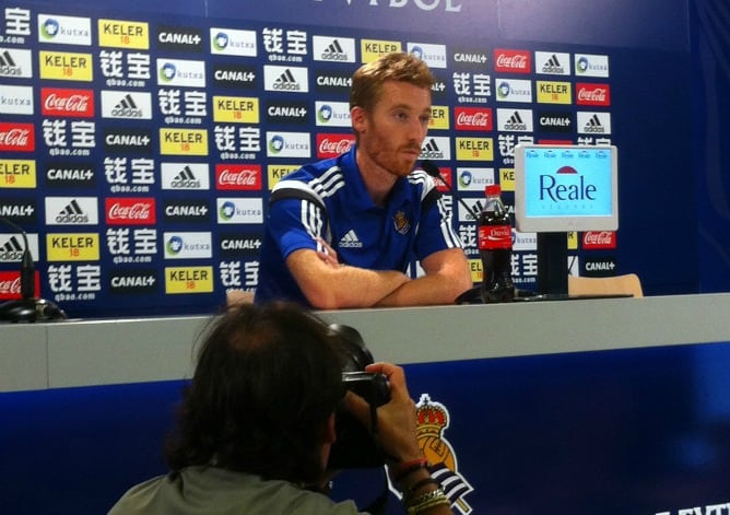 Zurutuza es fotografiado en un momento de su intervención ese mediodía.