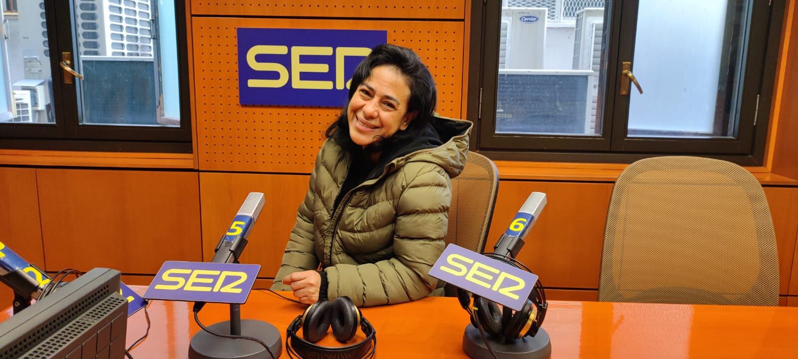 Hulda Morales en los estudios de Radio Zaragoza