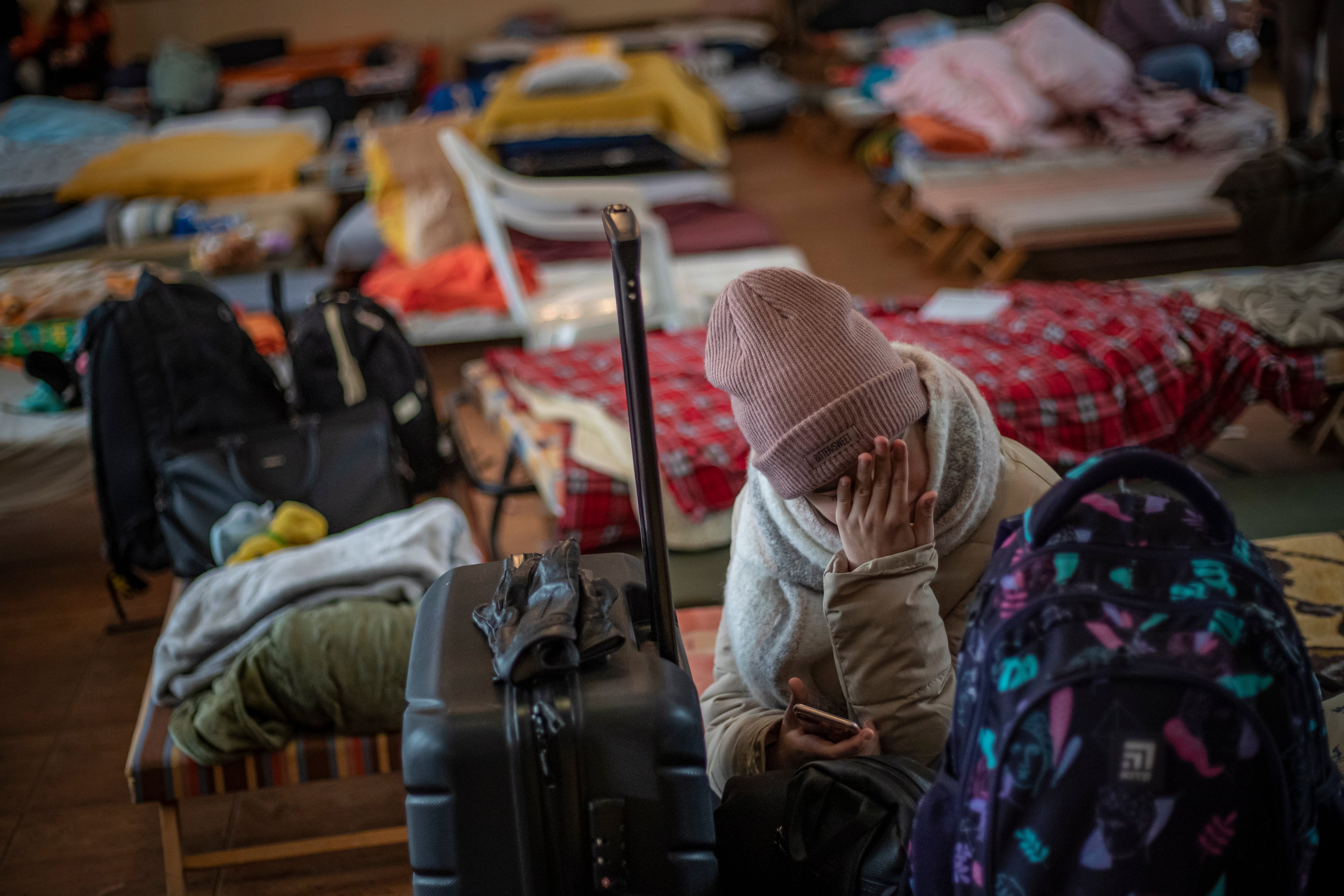 Un niño descansa en un centro comunitario creado como refugio para las miles de personas que huyen de Ucrania a Eslovaquia a través del cruce fronterizo de Ubla